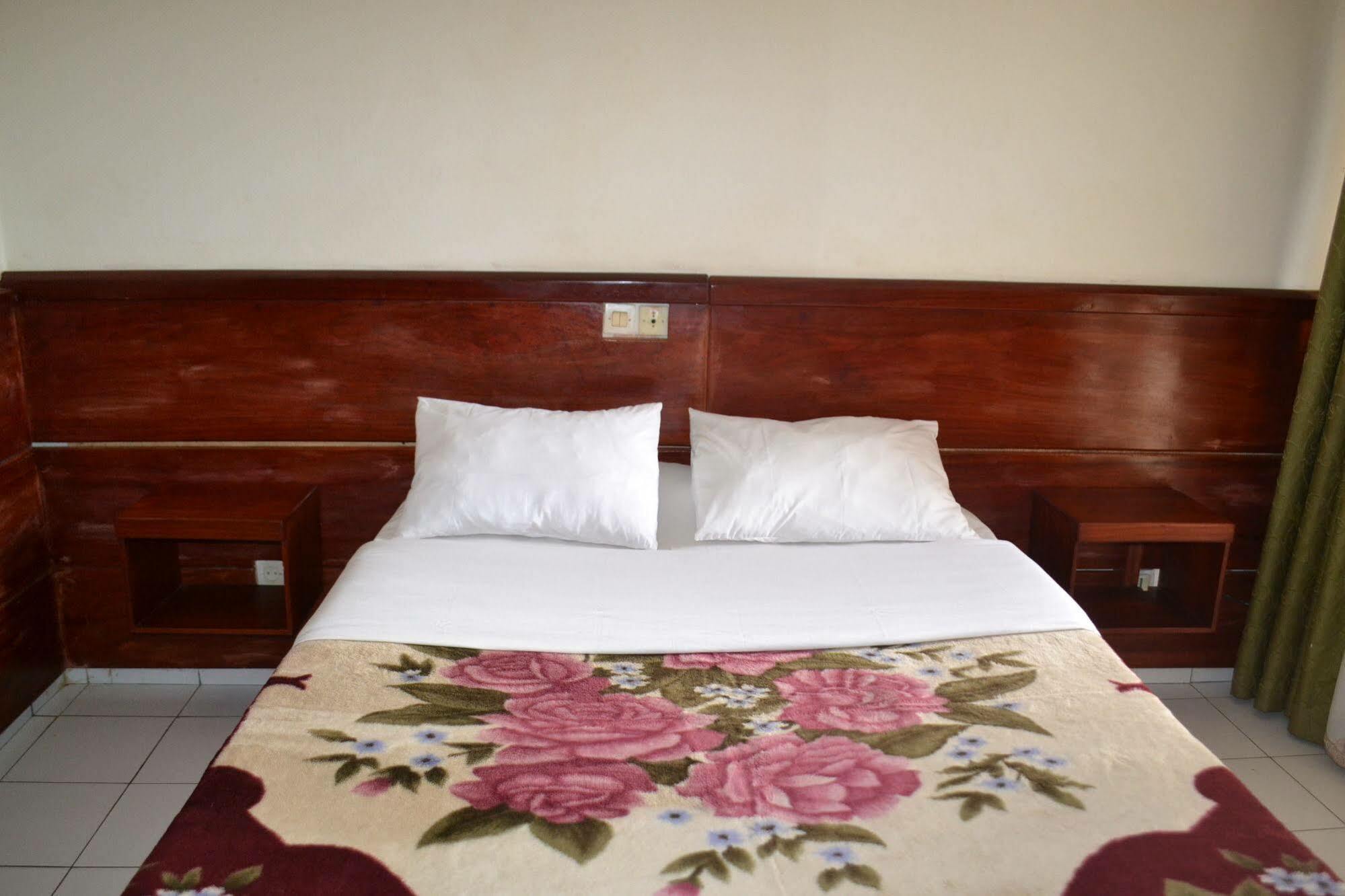 Hotel Le Diplomate Yaounde Bagian luar foto