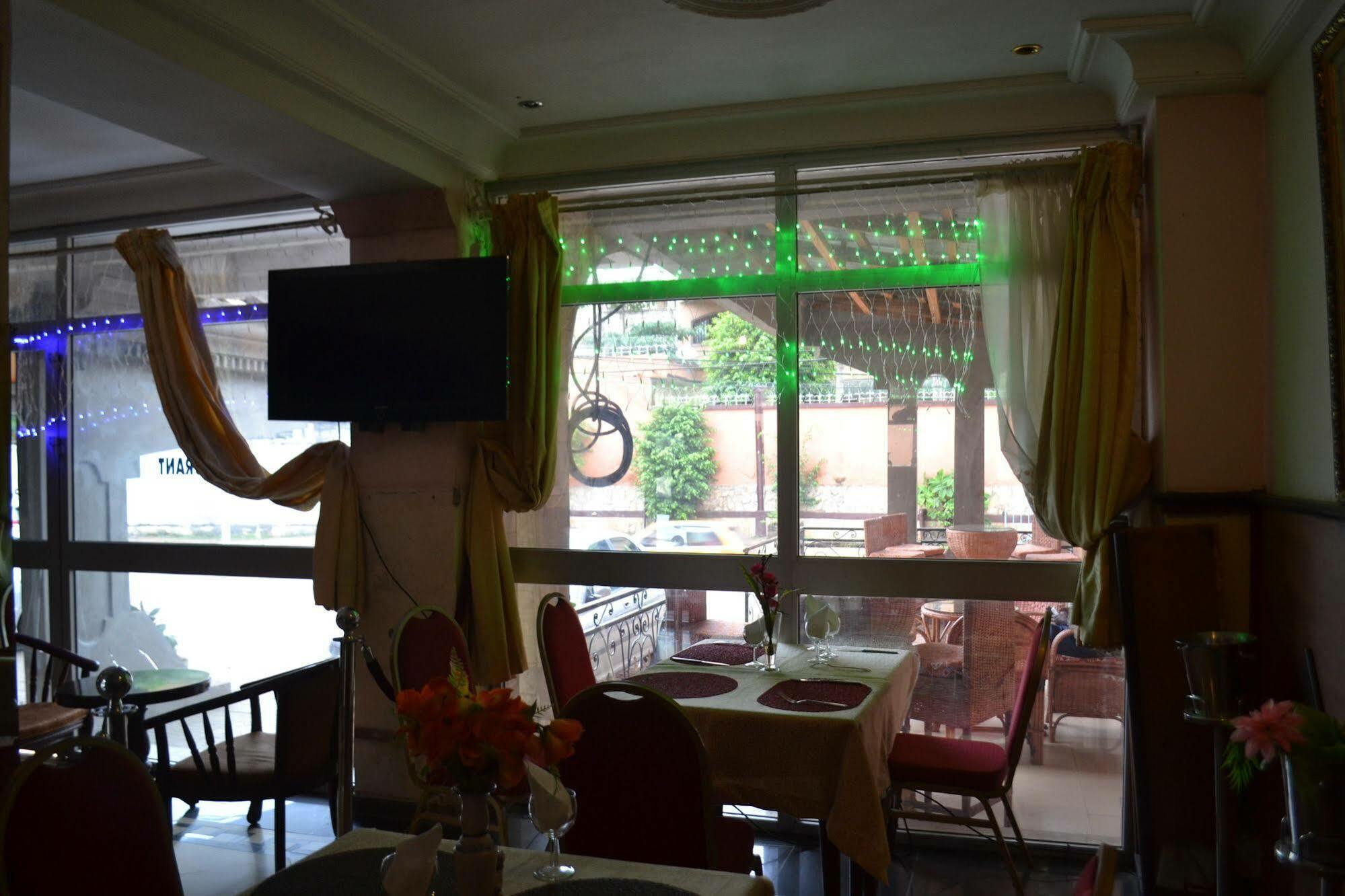 Hotel Le Diplomate Yaounde Bagian luar foto
